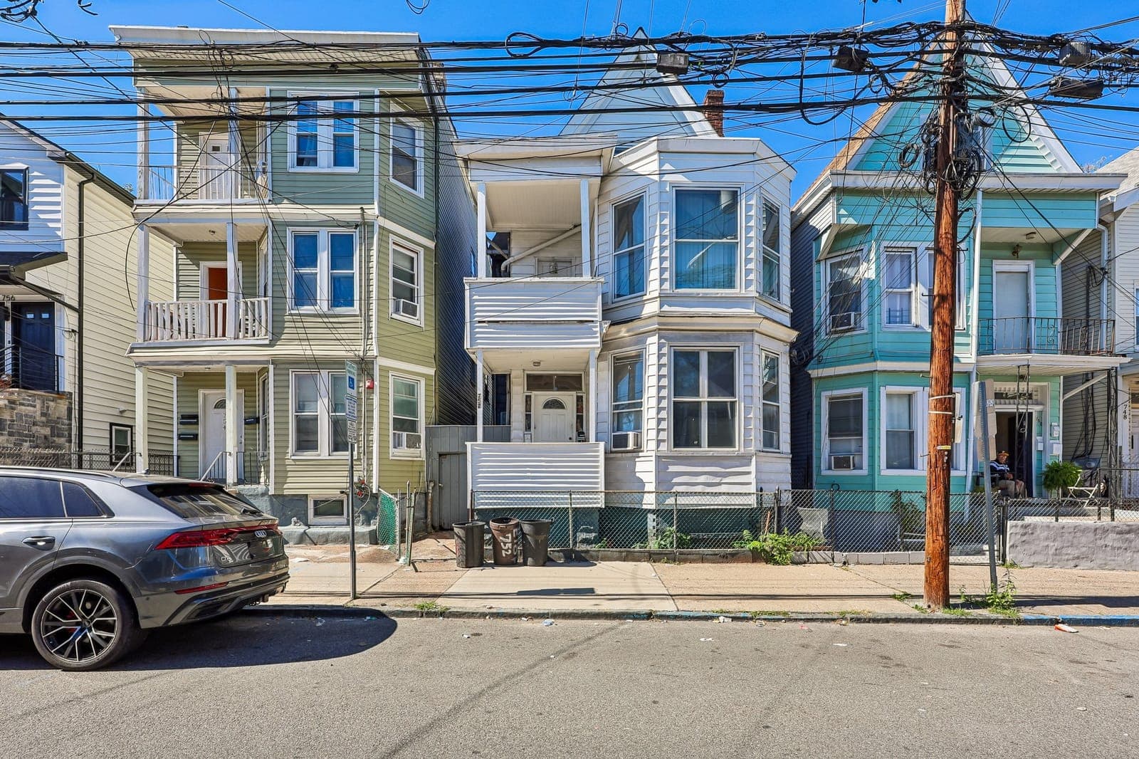 Vista de la calle con la casa y las casas vecinas en East 18th Street