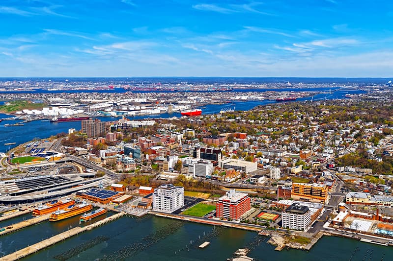 Vista aérea del Condado de Bergen, Nueva Jersey, con el río Hudson y el horizonte de Manhattan al fondo